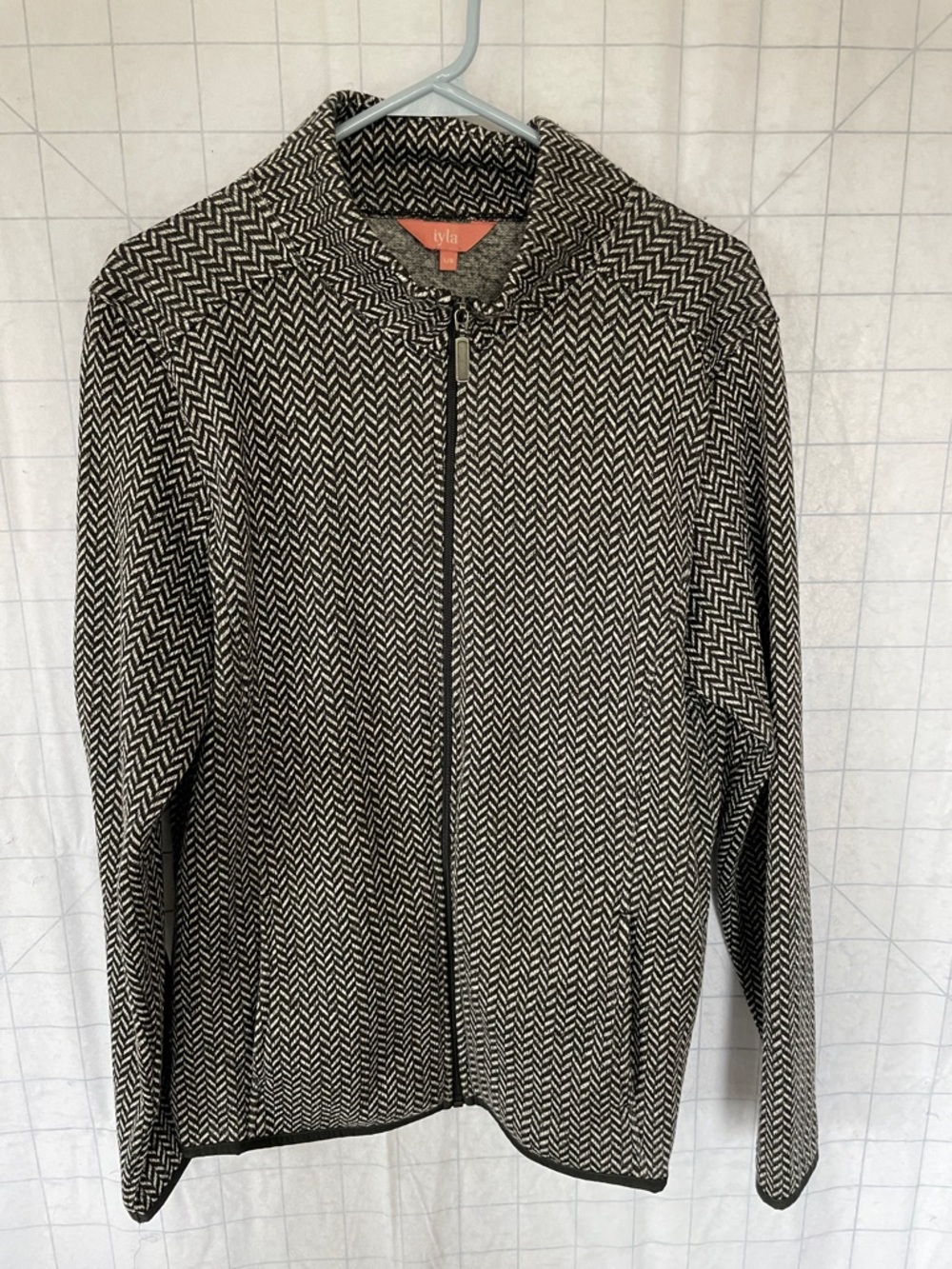 Iyla Black and white fleece zip front jacket women’s size L